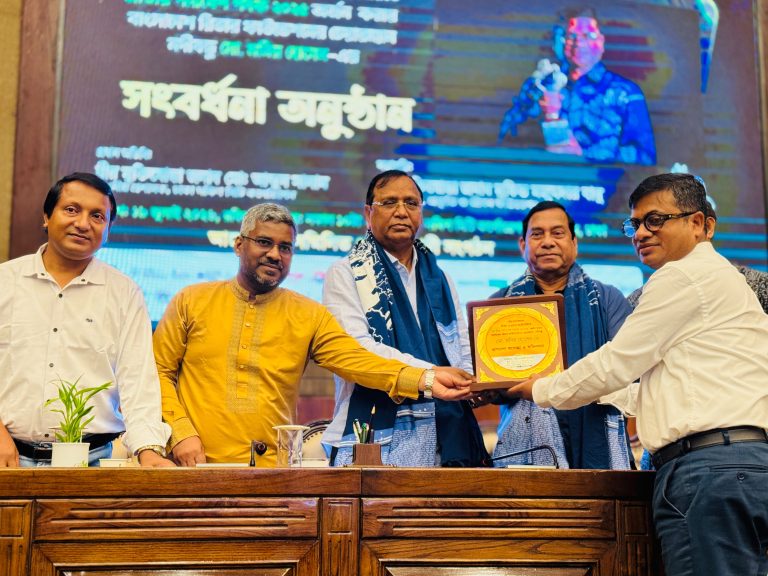 জাতীয় পরিবেশ পদকজয়ী মনির হোসেনকে ঘিরে পরিবেশকর্মীদের ভালোবাসার মিলনমেলাজ